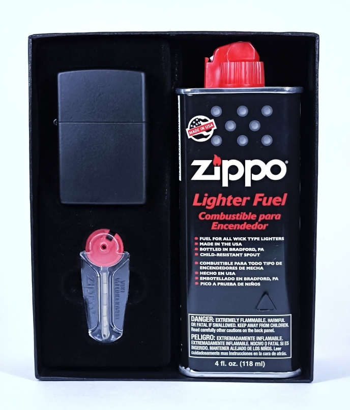 Подарочный набор Zippo: зажигалка, топливо 118мл., кремни 6шт., подарочная коробка Подарочный набор Zippo: зажигалка, топливо 118мл., кремни 6шт., подарочная коробка