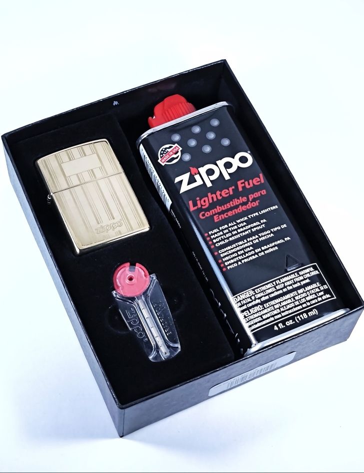 Подарочный набор Zippo: зажигалка, топливо 118мл., кремни 6шт., подарочная коробка Подарочный набор Zippo: зажигалка, топливо 118мл., кремни 6шт., подарочная коробка