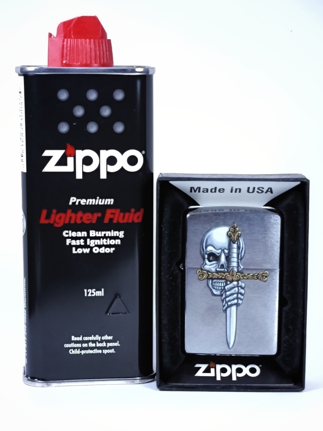 Зажигалка Classic Brushed Chrome Zippo 49488 Sword Scull Design, топливо 125мл. Зажигалка Classic Brushed Chrome Zippo 49488 Sword Scull Design, топливо 125мл.