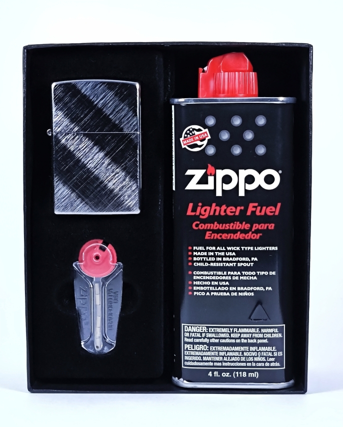 Подарочный набор Zippo: зажигалка, топливо 118мл., кремни 6шт., подарочная коробка Подарочный набор Zippo: зажигалка, топливо 118мл., кремни 6шт., подарочная коробка