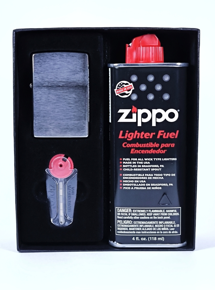 Подарочный набор Zippo: зажигалка, топливо 118мл., кремни 6шт., подарочная коробка Подарочный набор Zippo: зажигалка, топливо 118мл., кремни 6шт., подарочная коробка