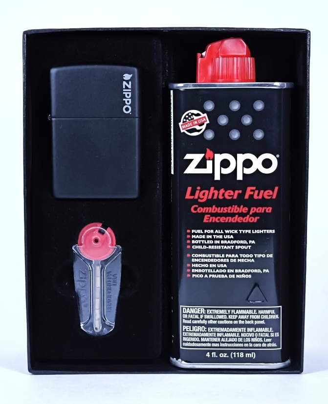Подарочный набор Zippo: зажигалка, топливо 118мл., кремни 6шт., подарочная коробка Подарочный набор Zippo: зажигалка, топливо 118мл., кремни 6шт., подарочная коробка